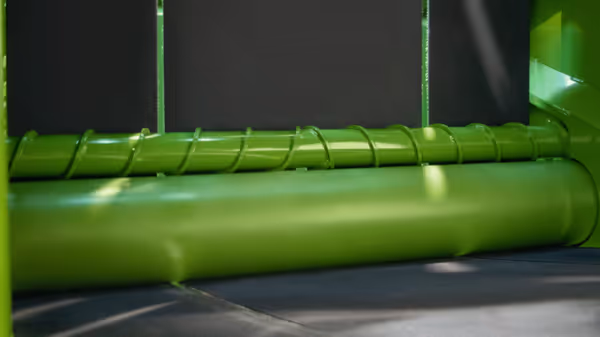 Grønne pressevalser og pressekammer inne i KRONE Varipack rundballpressen.