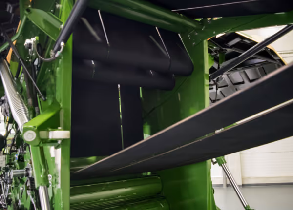 Transportbånd og utmatingsmekanisme i KRONE Varipack rundballpresse for ferdigpresset rundballe.