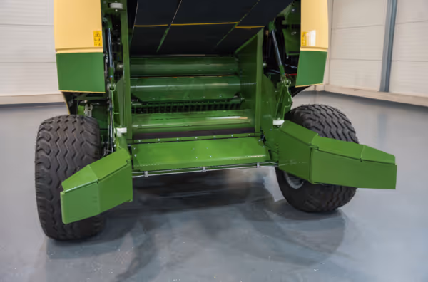 Bakre del av KRONE VariPack rundballpresse med åpen bakluke som viser oppsamlingsmekanismen.