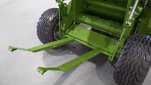Understell og hjul på KRONE VariPack rundballpresse med grønne støttearmer synlig.
