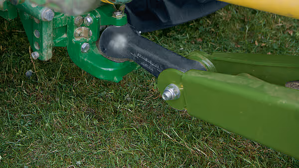 Nærbilde av hydraulisk tilkobling og trekkstang på Krone Varipack Plus rundballer.