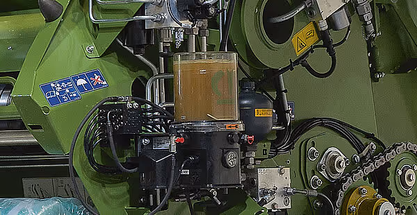 Detaljbilde av styringssystem og hydraulisk utstyr på KRONE Varipack Plus rundballpresse.