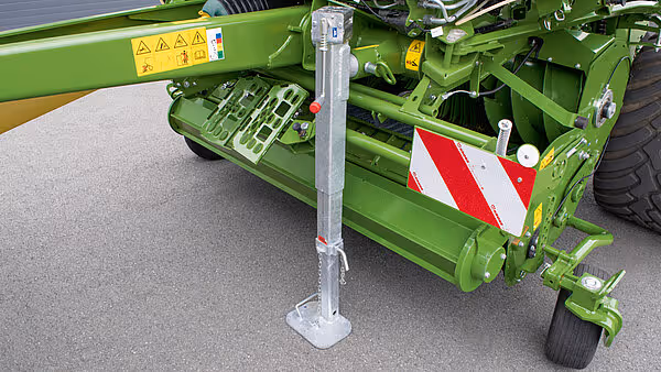 Understell med støttebein og varselskilt på KRONE Varipack Plus rundballpresse.