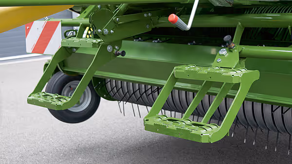 Oppsamlingsrake med fjærtinner under KRONE Varipack Plus rundballpresse.