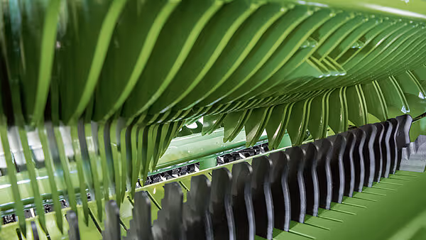 Detaljbilde av kammerveggene i KRONE VariPack Plus med buede metallplater som danner rundballekammeret.