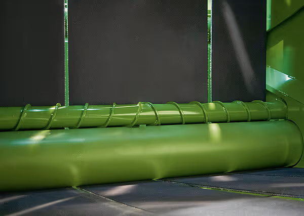 Interne transportrulrer og mekanismer inne i presserommet på en KRONE Varipack Pro rundballpresse.