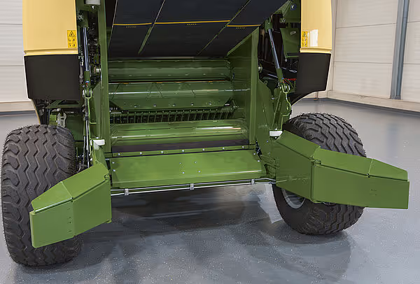 Bakre del av KRONE VariPack Pro rundballpresse med åpen bakluke som viser presskammer og utløpsmekanisme. Maskinen har grønne sideskjerm.