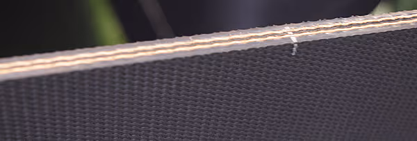 Nærbilde av nettmateriale brukt til innpakking av rundball på KRONE Varipack Pro. Nettstrukturen er tydelig synlig.