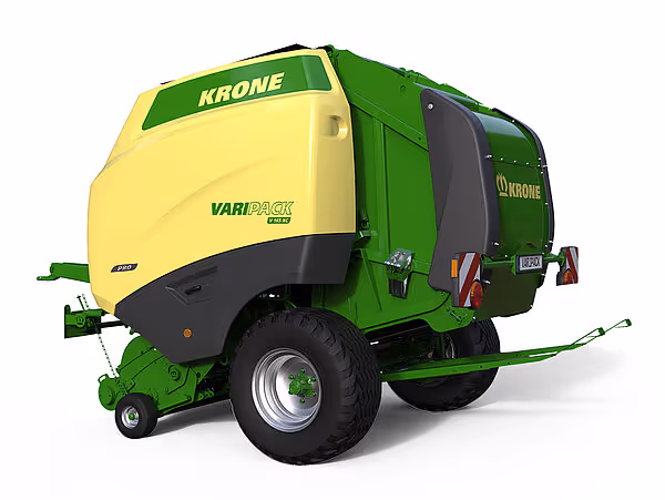 KRONE Varipack rundballpresse sett fra venstre bakside mot hvit bakgrunn. Maskinen viser tydelig KRONE-merkingen og den karakteristiske grønn-gule fargekombinasjonen.