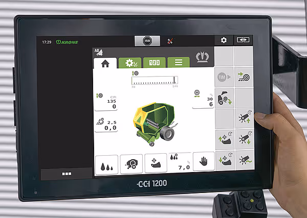 Berøringsskjerm som viser kontrollpanel for KRONE VariPack Pro med maskinillustrasjoner og innstillinger.