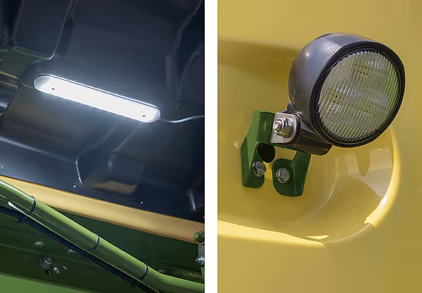 Belysningssystem på KRONE VariPack med LED-stripelist til venstre og rund arbeidslampe til høyre. Begge lysene er montert på den gule og grønne maskinen.