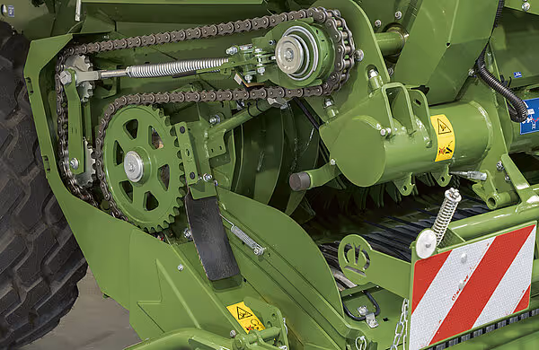 Kjededrift og kraftoverføringssystem på KRONE VariPack Pro rundballpresse, med synlig kjedetrekk og drivhjul.