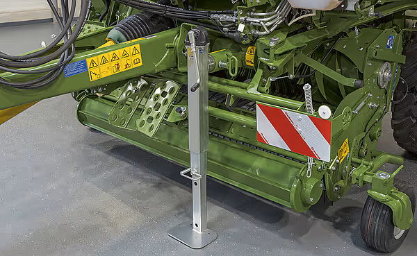 Støtteben og understell på KRONE VariPack Pro rundballpresse, med røde og hvite refleksmarkering.