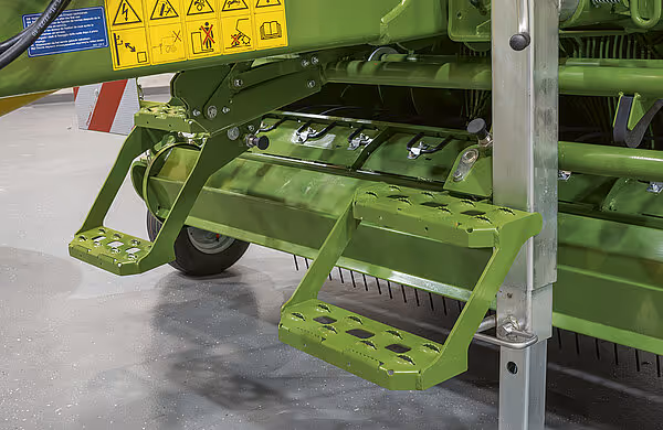 Pickup og innmatingsmekanisme på KRONE VariPack Pro rundballpresse, med synlige fingre for oppsamling av høy.