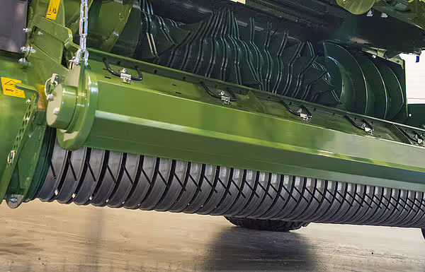 Nærbilde av rotor med pressekammer på Krone VariPack Pro rundballpresse, viser grønn metallfarge og rotorens kurvede profil.