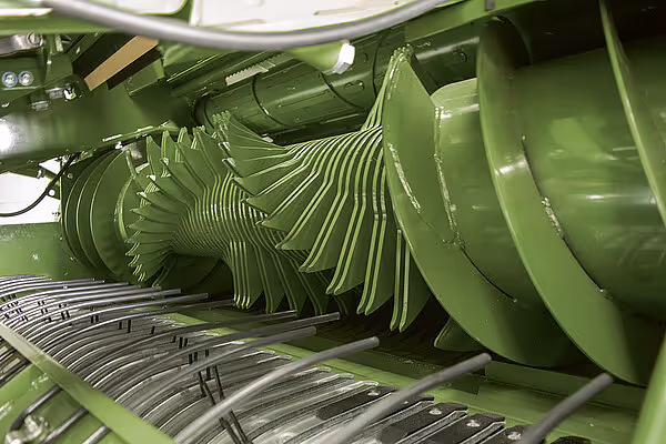 Innvendig bilde av pressekammeret på Krone VariPack Pro med rotorens metalliske blader og grønn konstruksjon.