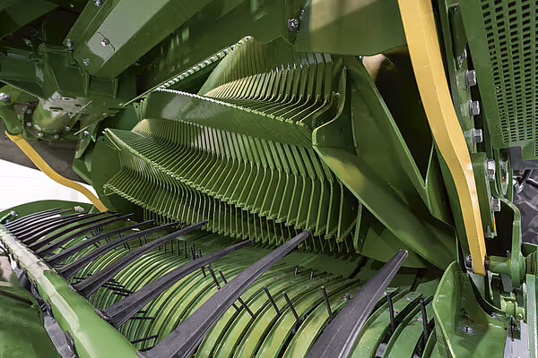Åpent inntak på KRONE ZX høstmaskin med tromler og sorteringssystem synlig innvendig.