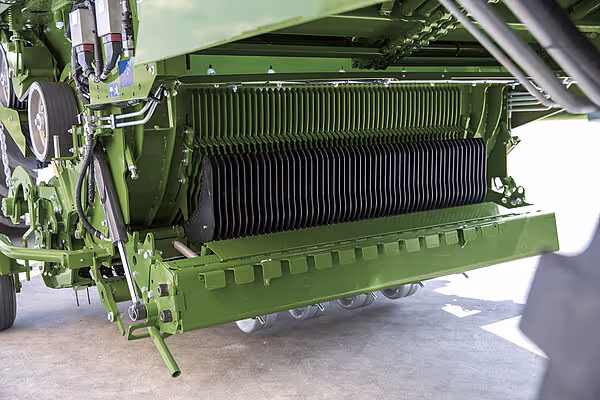 Krone ZX rundbalepresser med åpent presserom viser de parallelle pressekammerne og mekanismen for baleuttak.