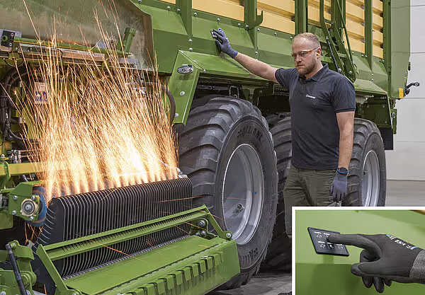 Operatør demonstrerer kontrollpanelet på hakkselhakkeren mens knivwalsen arbeider og produserer fint hakkemateriale med synlige gnister.