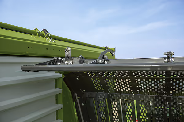 Nærbilde av topprammer og hydrauliske koplinger på KRONE ZX siloutlastingsvogn med grønt og grått design.