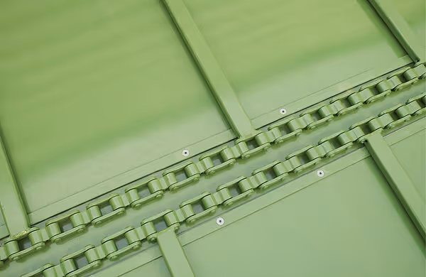 Detaljbilde av innvendig kjettingdrev og rammestruktur på KRONE ZX siloutlastingsvogn.