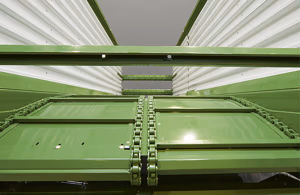 Innvendig toppbilde av kjettingkjøresystem og rammearmering på KRONE ZX siloutlastingsvogn.