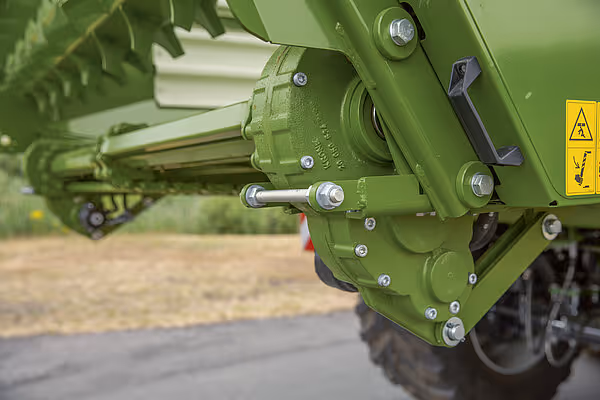 Detaljbilde av hydraulisk styring og ankoblingssystem på høstevognens bakdel.