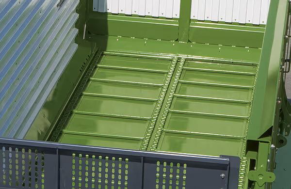 Ovenfra-bilde av høstevognens lastkasse med påmonterte sidevegg og langsgående forsterkningsstenger.