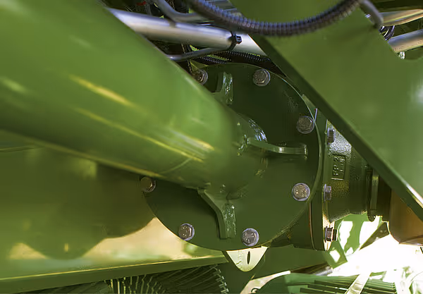 Nærbilde av hydraulisk sylinder og skruebolter på siden av en grønn KRONE ZX forvogn.