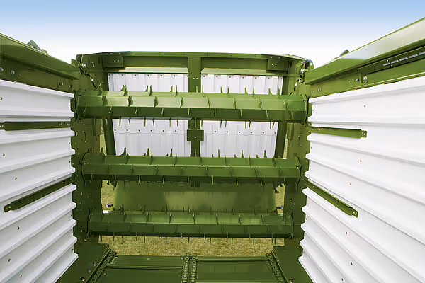 Åpent invendig rom i KRONE ZX forvogn som viser foringsgitter og ladeflate.