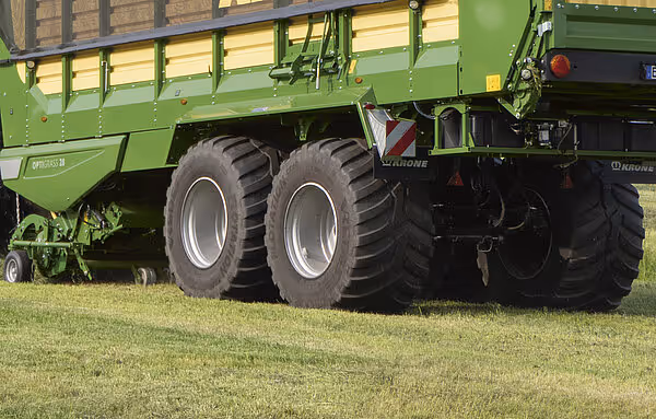 Sideview av KRONE ZX forvogn som viser hjulsettene, karosseri og festepunkter.