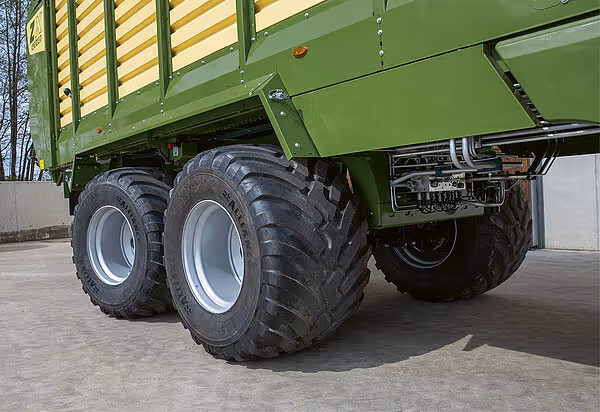 Nærbilde av store drivhjul på Krone ZX-vogn med bred dekkprofil og glans på felg.