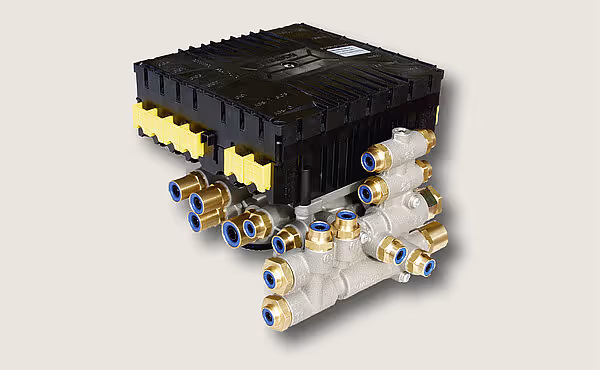 En-sylindret diesel-motor med gul isolasjon og sorte plastdeler, påmontert flere messing- og stålkoblinger med blå detaljer.