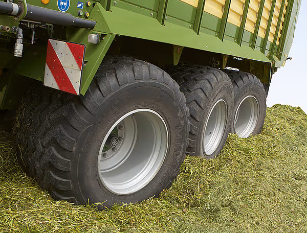 Nærbilde av dubbelthjul på fôrvogn viser store sort dekk med dybde for god grip på ulendt terreng.