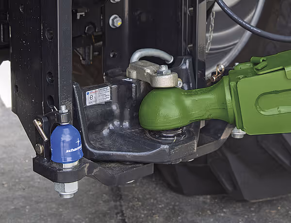 Trekuledetilkobling med blå og grønn hydraulisk kobling montert på KRONE rotorveihakker.