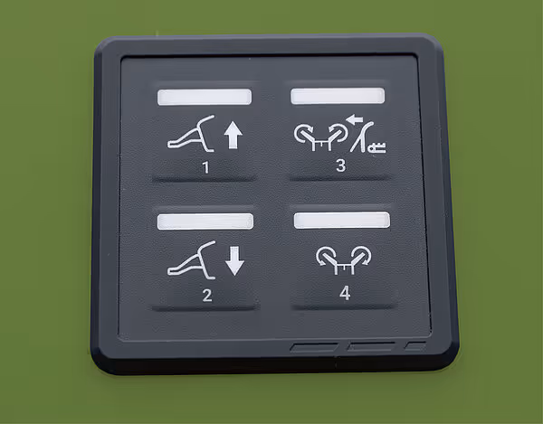 Betjeningspanel med fire joystick-knapper for styring av rotorveihakkerens funksjoner.