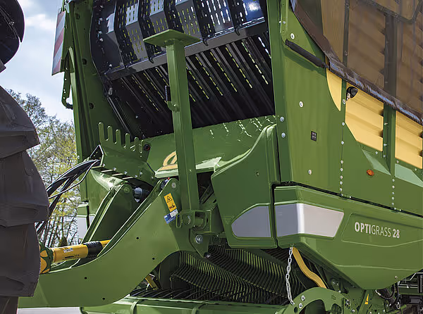 Åpen førerkabinen på KRONE OptiGrass 28 rotorveihakker viser tilgang til betjeningsutstyr.