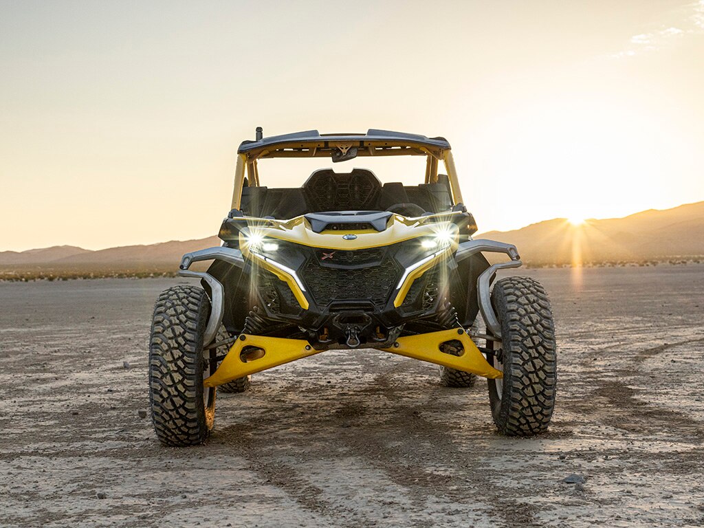 En Can-Am Maverick R SxS parkert med lysene på i ørkenen