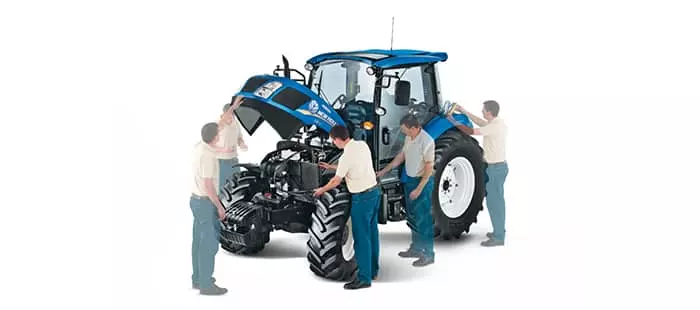 En montasje av en person som utfører service på en New Holland-traktor, løfter panseret og undersøker motoren.