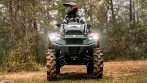 Føreren av en 2023 Outlander X mr 700 Can-Am offroad i skogen.