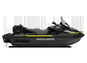 Studiobilde av en Sea-Doo Explorer Pro sett fra siden.