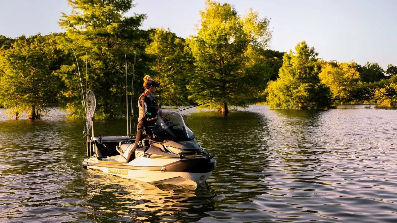 Kvinne som fisker fra 2025 Sea-Doo FishPro Apex-vannscooter