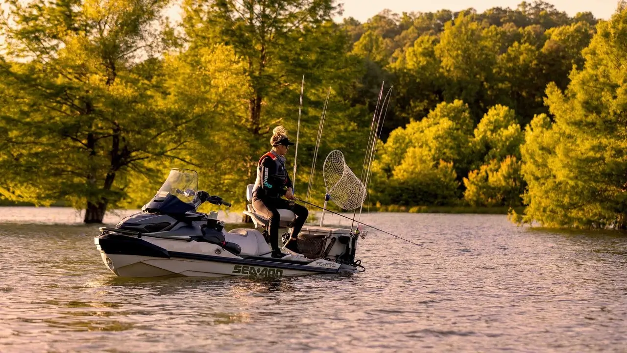 Kvinne som fisker fra 2025 Sea-Doo FishPro Apex-vannscooter