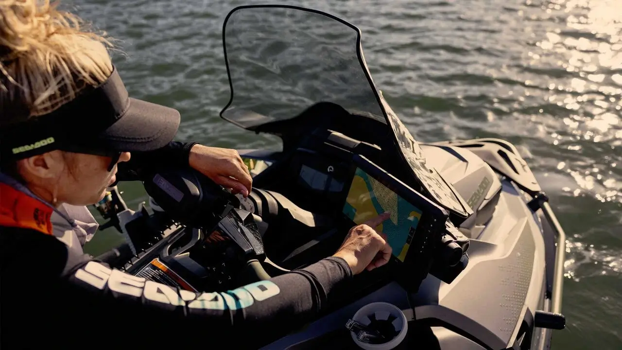 Kvinne som bruker 9-tommers Garmin Fish Finder på 2025 Sea-Doo FishPro Apex-vannscooteren.