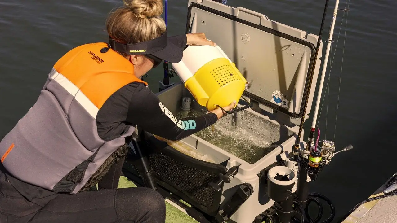 Kvinne som bruker fiskebrønnen på 2025 Sea-Doo FishPro Apex-vannscooteren.