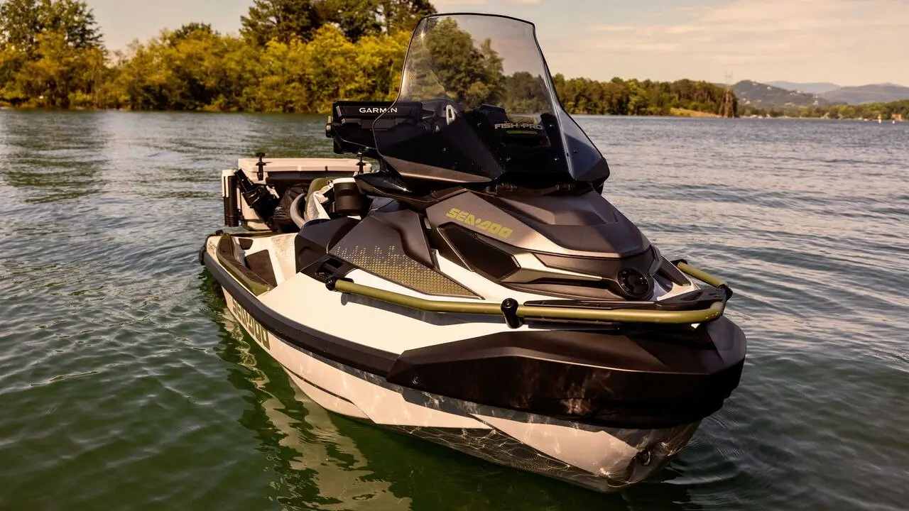 2025 Sea-Doo FishPro Apex-vannscooter på vannet.