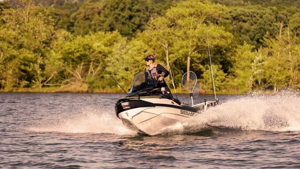 Kvinne kjører en 2025 Sea-Doo FishPro Apex-vannscooter.