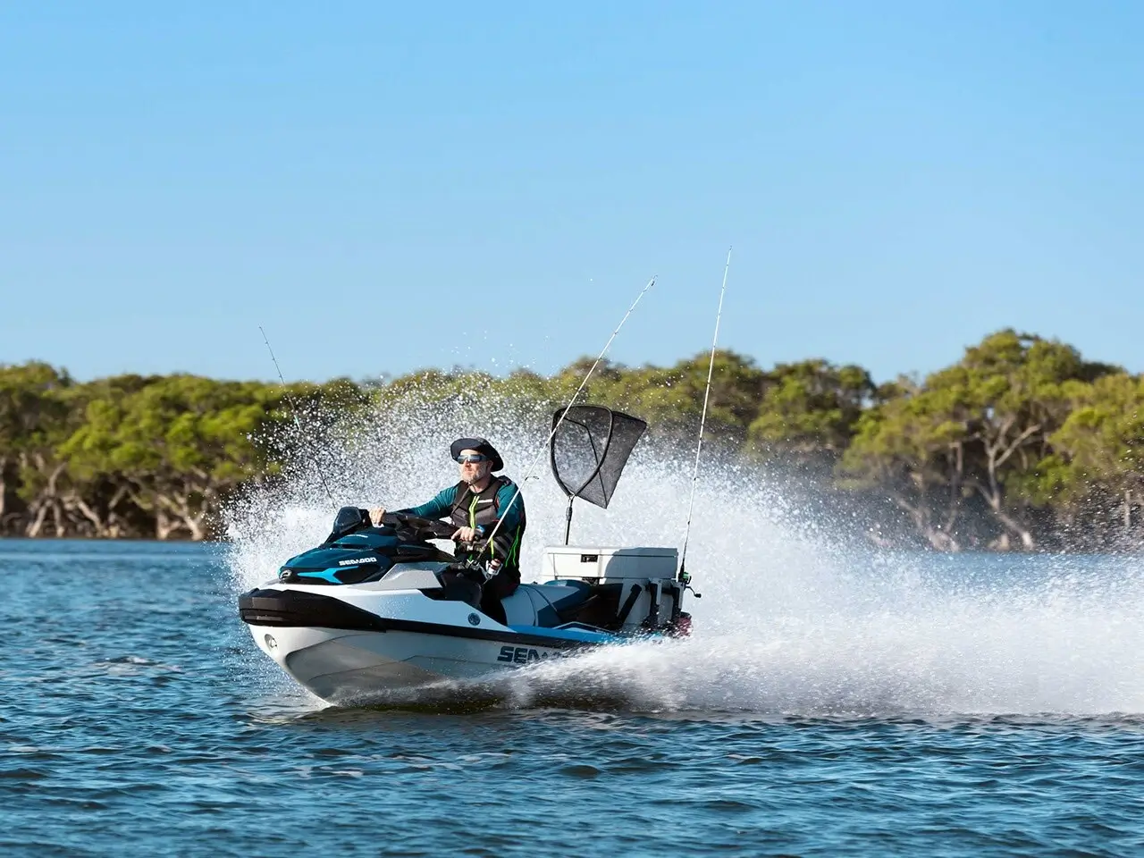 Mann kjører en Sea-Doo Fish Pro.