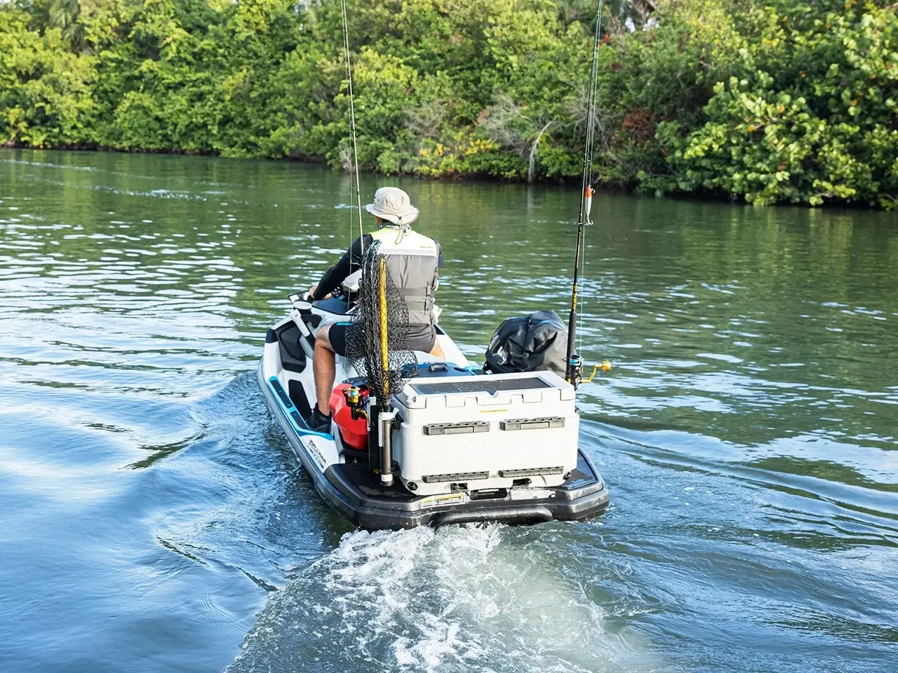 Mann på Sea-Doo FishPro med LinQ fiskekjøler.