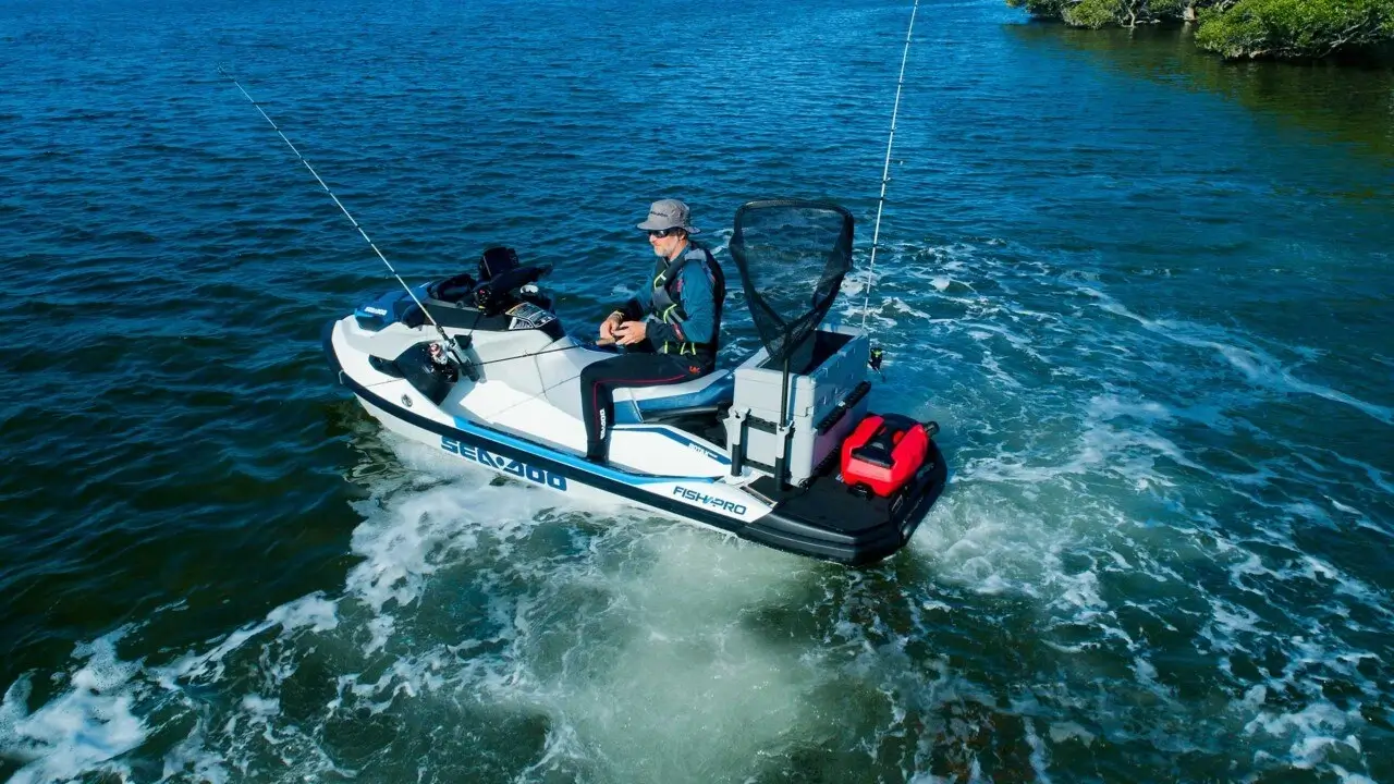 Mann fisker med en Sea-Doo FISH PRO.